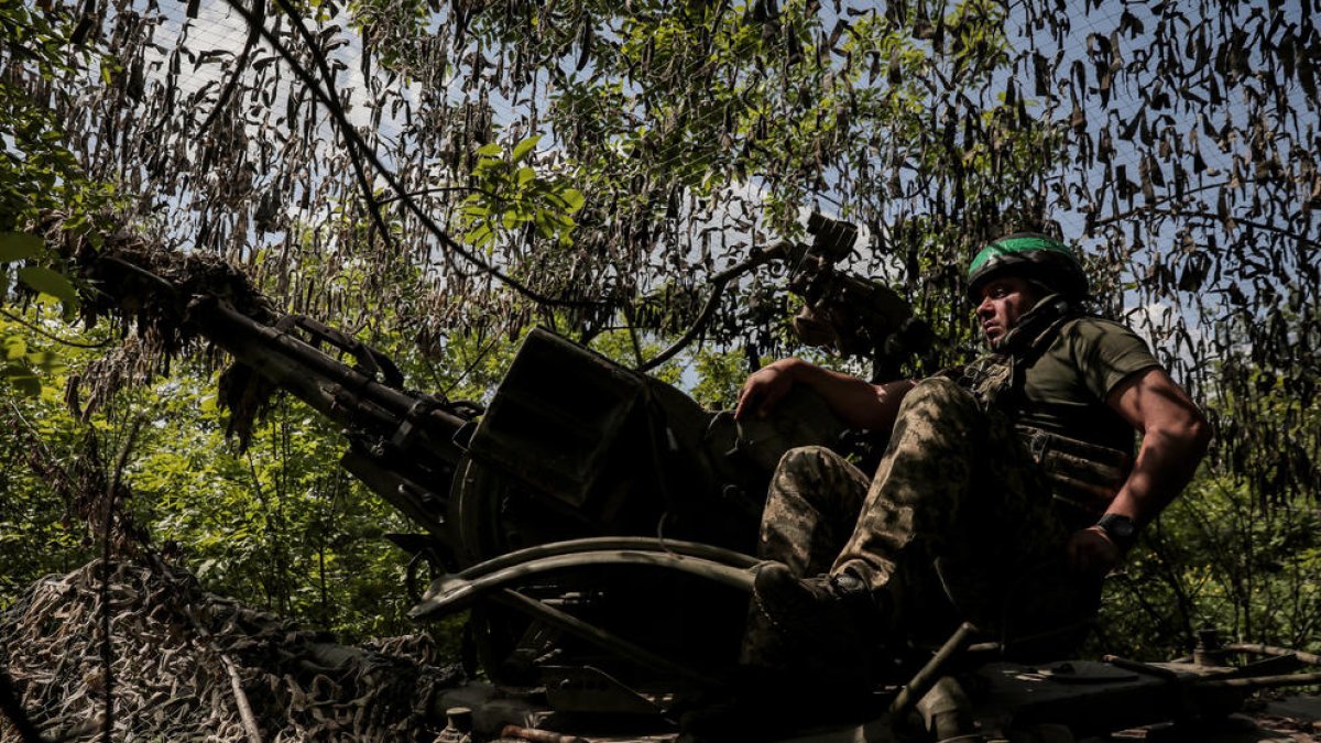Un militar ucraniano observa la línea del frente desde su trinchera.