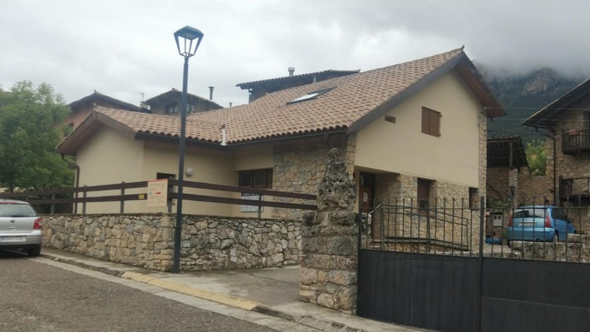 El consultori està situat a l’entrada de la localitat.
