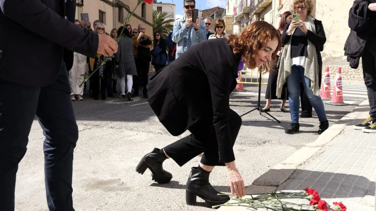 El Memorial Democràtic col·loca sis llambordes 'stolpersteine' a Arbeca i ja n'hi ha 439 arreu de Catalunya