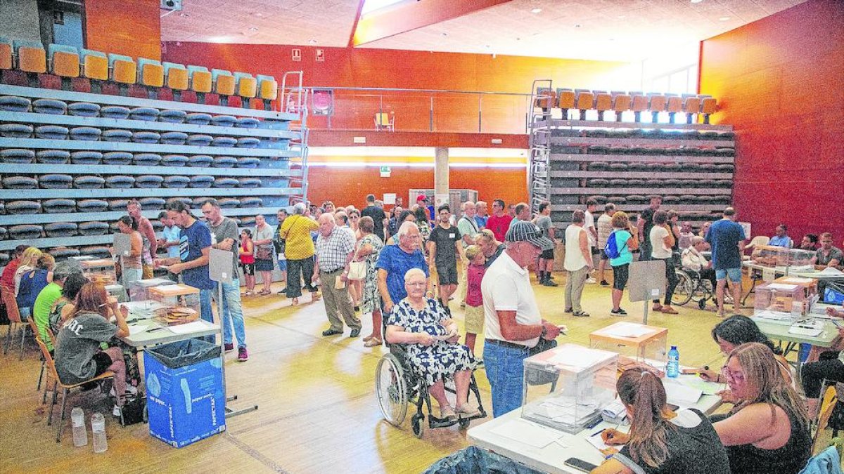 Cues per votar ahir poc abans del migdia al centre cívic de Balàfia.