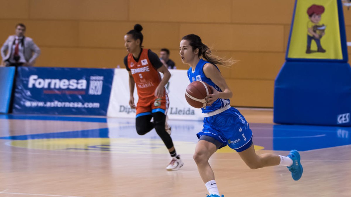 Laura Peña conduce el balón en una acción del partido del pasado fin de semana ante el Bembibre.