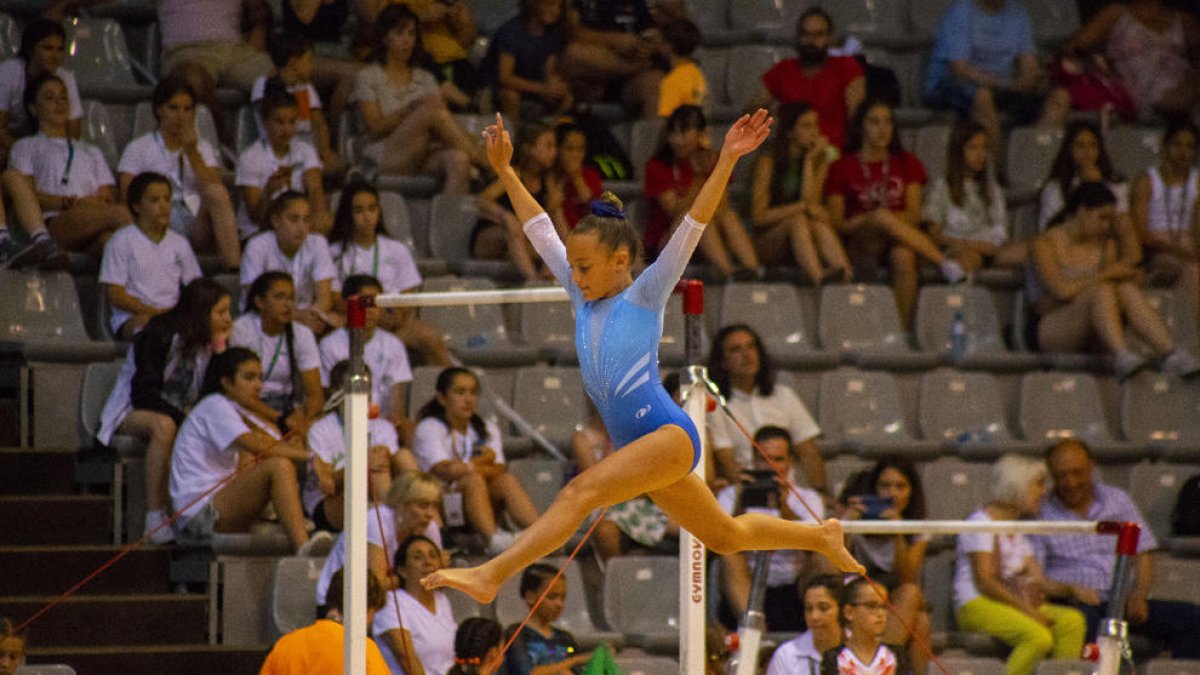 Una gimnasta realitza un exercici durant la jornada d’ahir al pavelló Barris Nord.