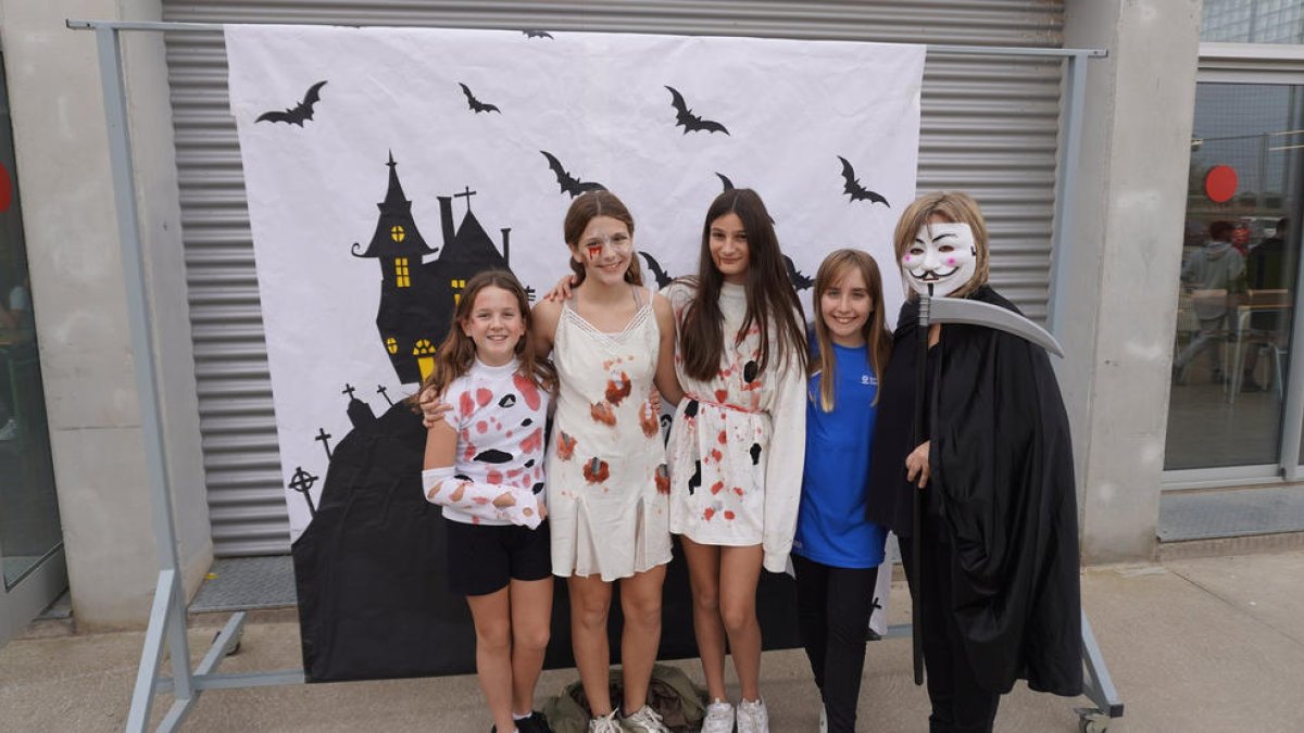 En el Institut Caparrella estudiantes y profesores acudieron disfrazados el viernes.