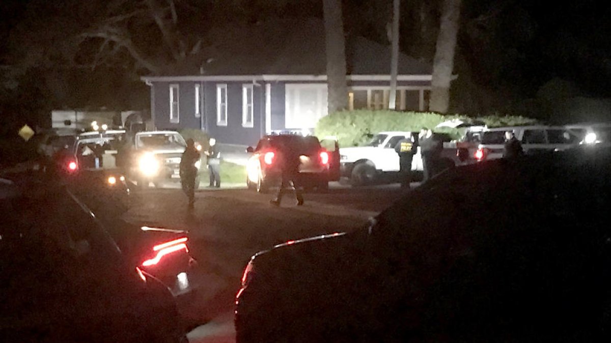 Vehículos de la policía de Half Moon Bay rodean una de las granjas.
