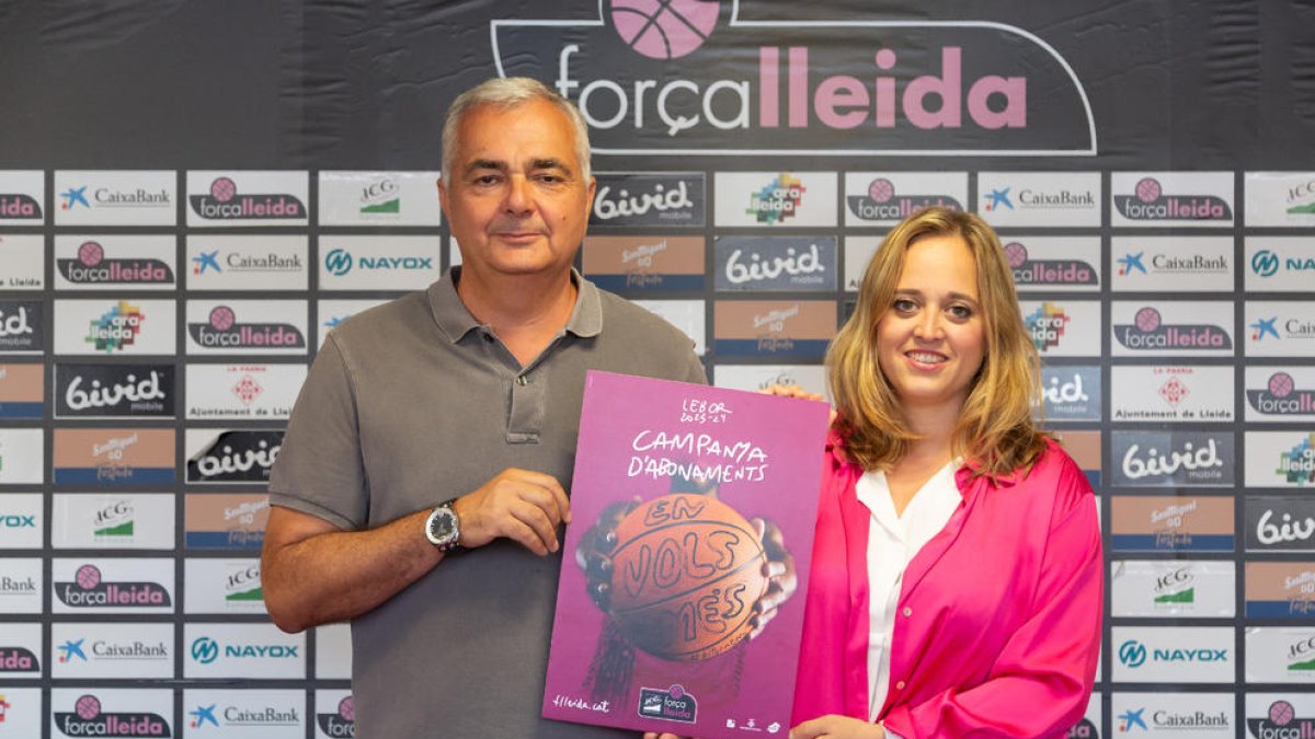 Albert Aliaga y la responsable de comunicación, Laura Estadella, con el cartel de la nueva campaña.