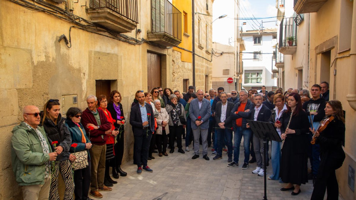 Autoritats, familiars i veïns van participar ahir en l’acte d’homenatge a Arbeca.