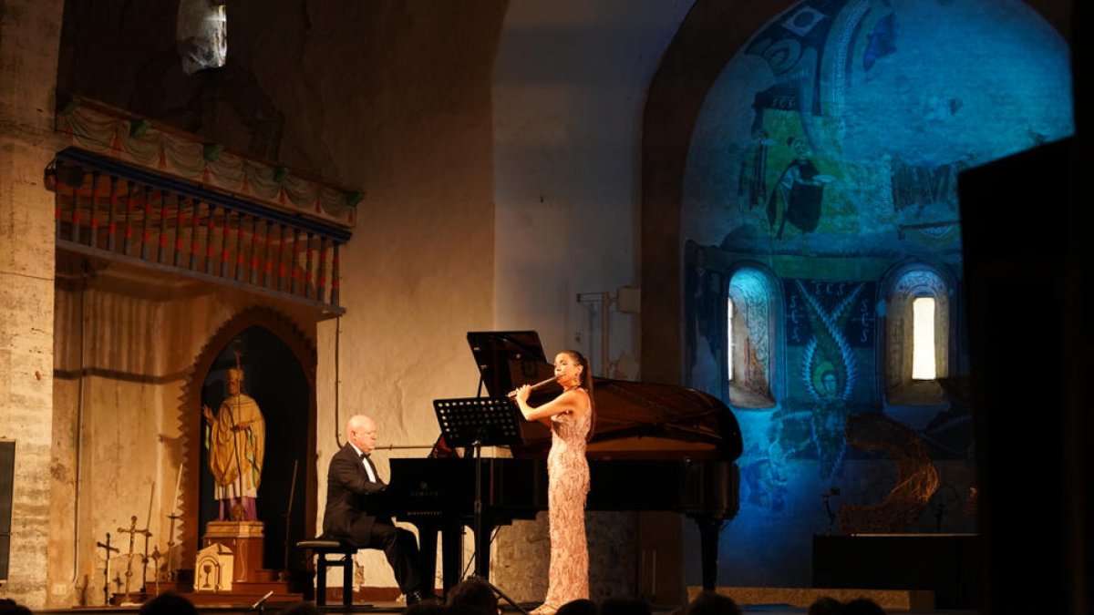 El concert del pianista Albert Guinovart i la flautista Elisabet Franch a l’església de Santa Maria d’Àneu a Escalarre.