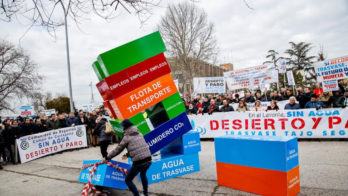 Protesta de regantes a las puertas de Moncloa para pedir agua