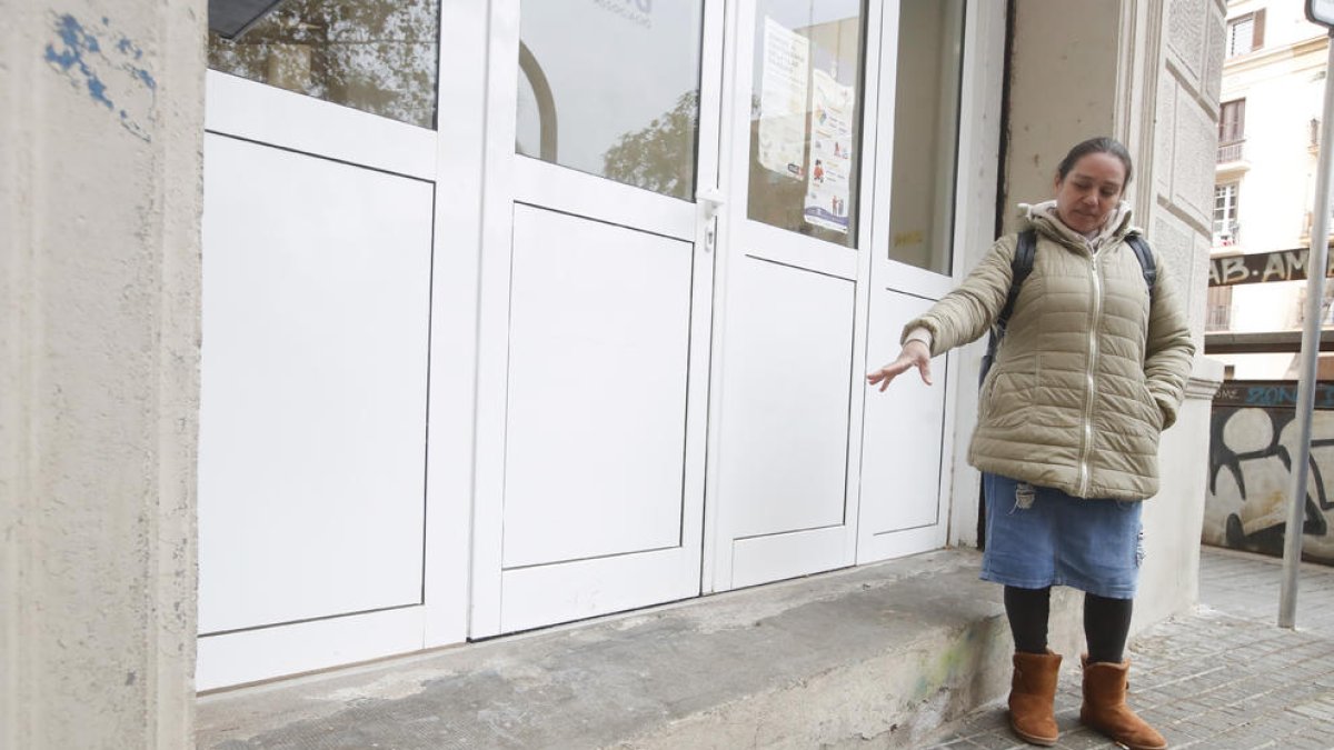 Ana Lídia Pérez, la mujer que recogió al bebé, indica el lugar donde se encontraba el pequeño.