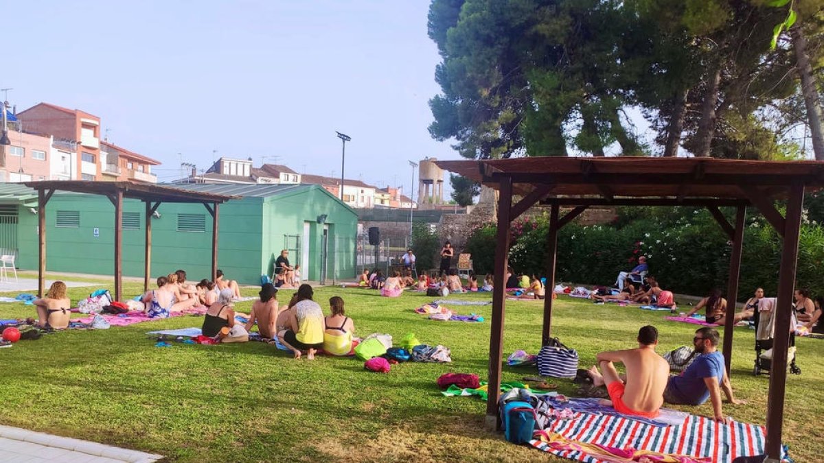 Lectura de contes per a nens i adults a les piscines de Miralcamp