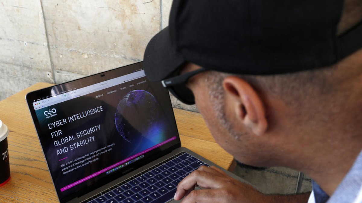Un hombre visita la web de la empresa israelí NSO Group, la creadora del ‘spyware’ Pegasus.