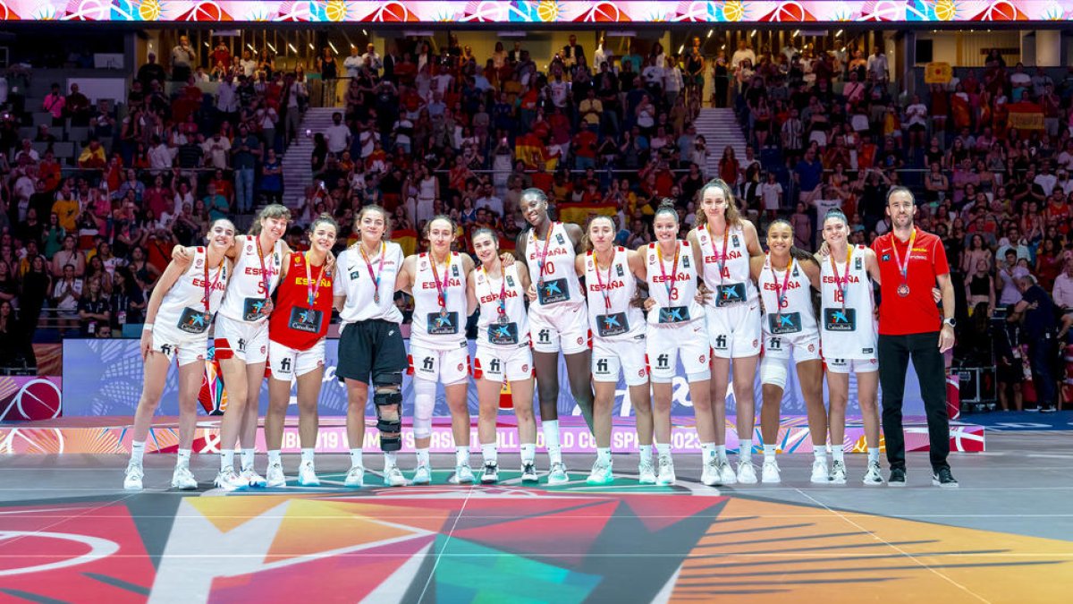 El lleidatà Bernat Canut i les jugadores posen amb les medalles de plata.