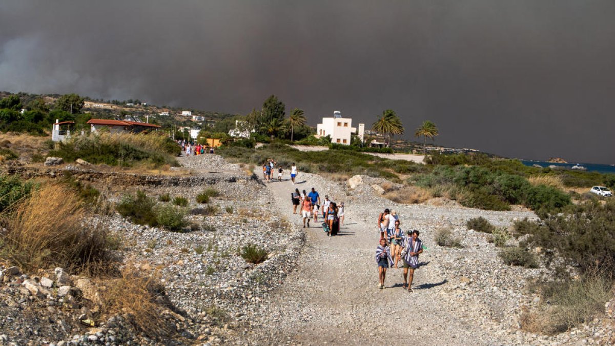 Almenys 19.000 evacuats per un gran incendi a l'illa de Rodes