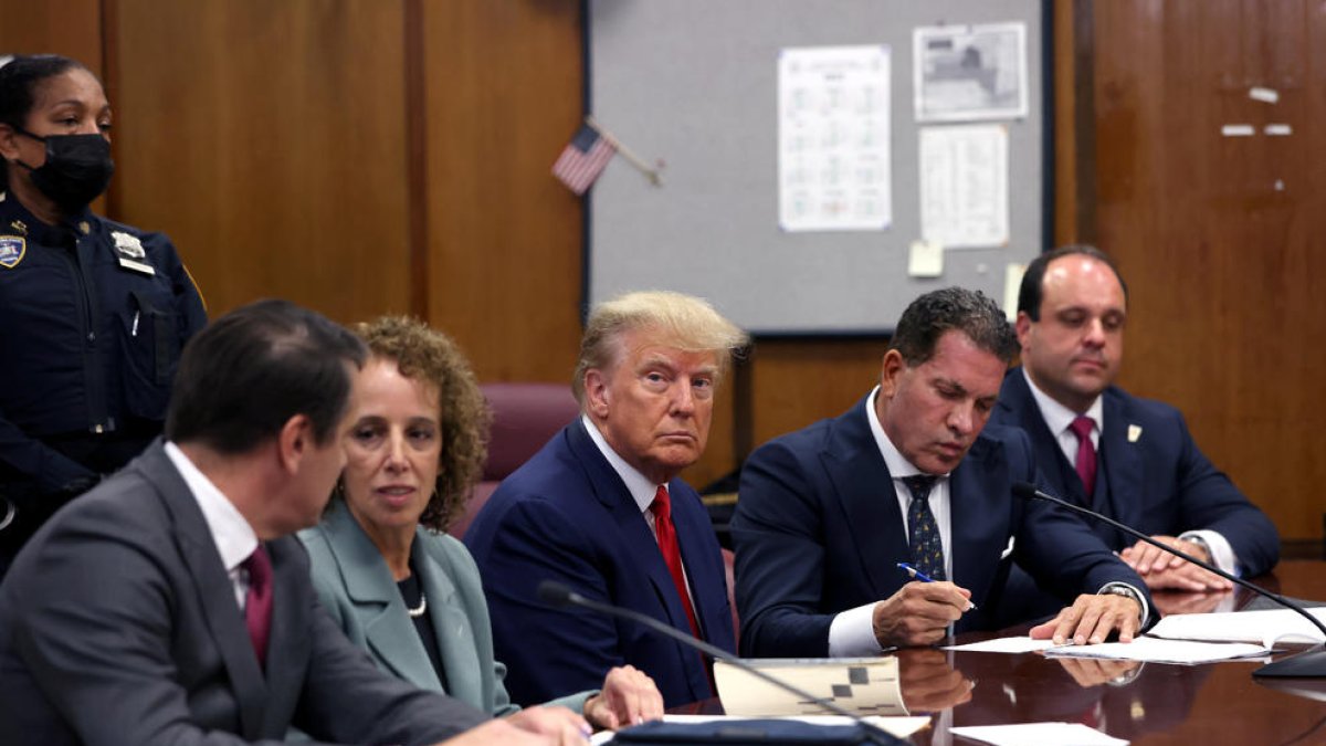 L’expresident Donald Trump durant la seua declaració ahir davant del tribunal de Manhattan.