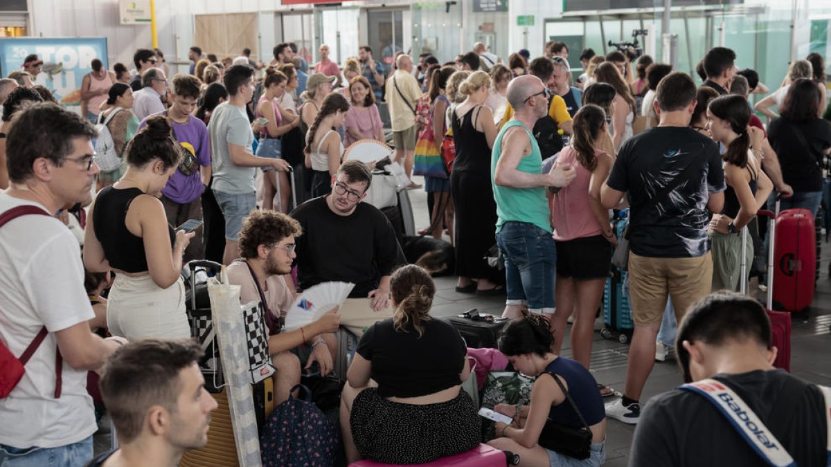 Centenars de persones esperant els seus trens a València.