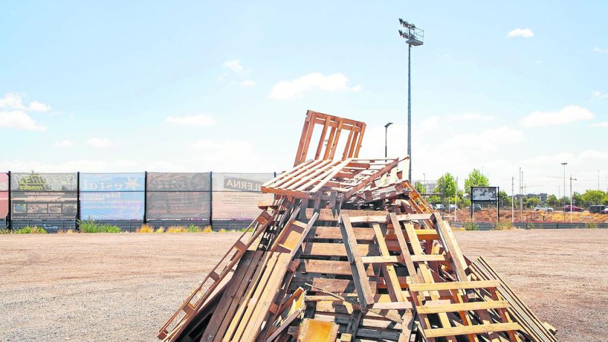 Preparativos ayer en la hoguera instalada en la calle Salvador Espriu, en el barrio de Cappont, una de las 27 autorizadas para la verbena en Lleida.