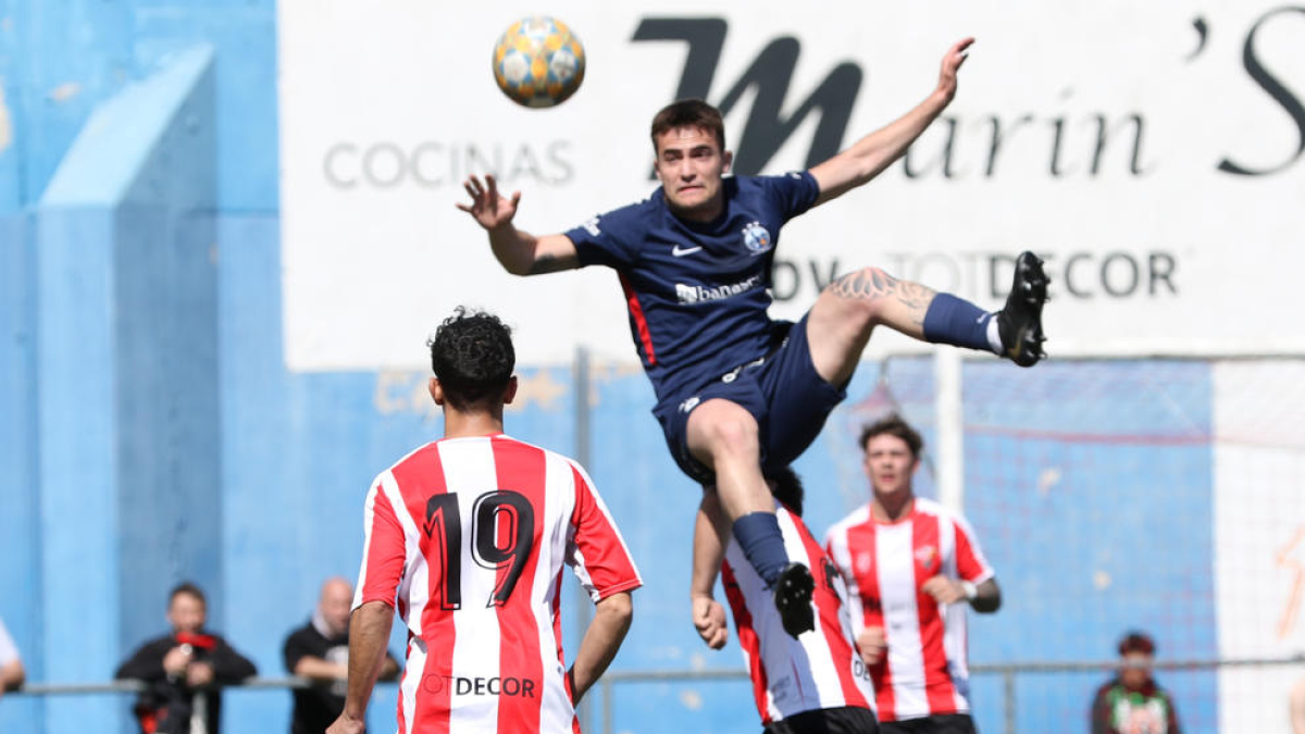 De Mesa salta entre diversos jugadors rivals.