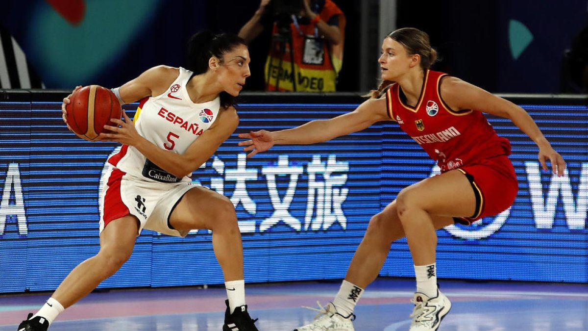 Cristina Ouviña protege el balón ante la defensa de una rival.