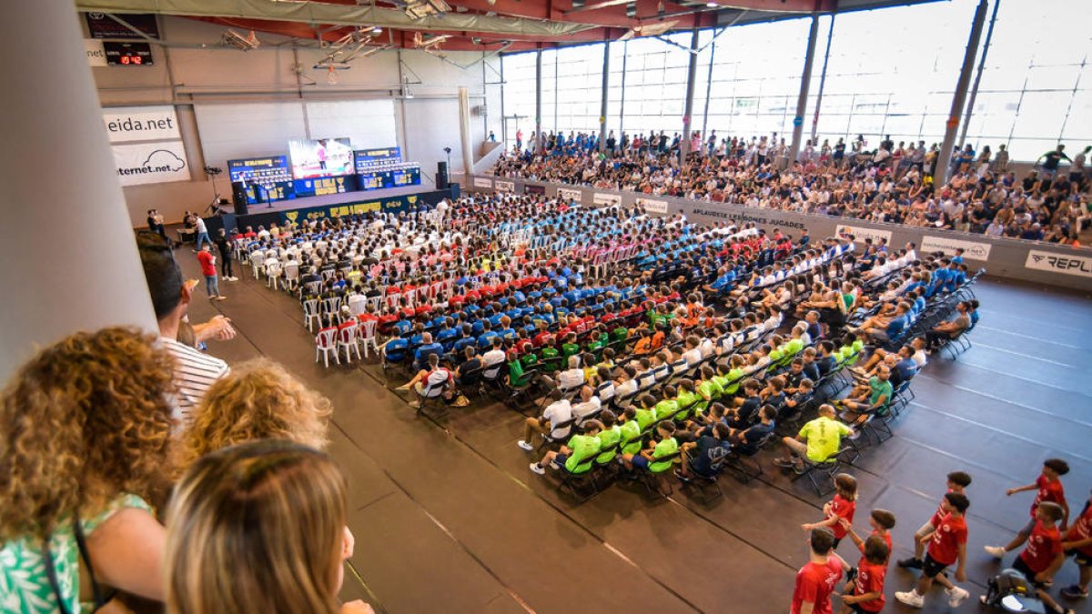Vista general del acto de la Nit dels Campions ayer en el pabellón municipal Antoni Roure de Alpicat.