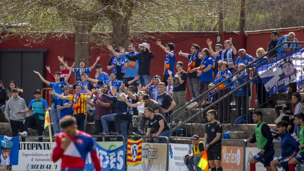 Los fieles seguidores azules desplazados hasta Olot se llevaron una gran alegría tras el partido que les hizo más llevadera la lluvia que cayó.