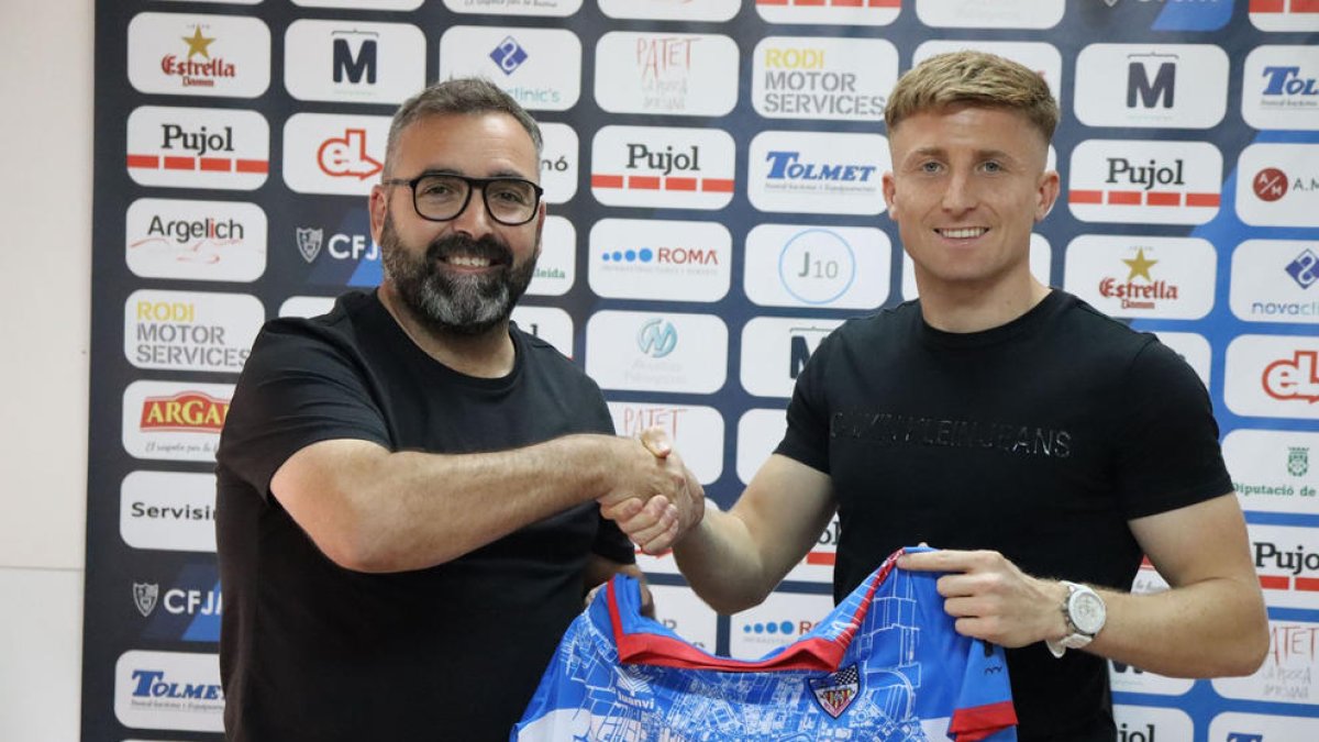 Domingo (derecha), ayer durante su presentación.