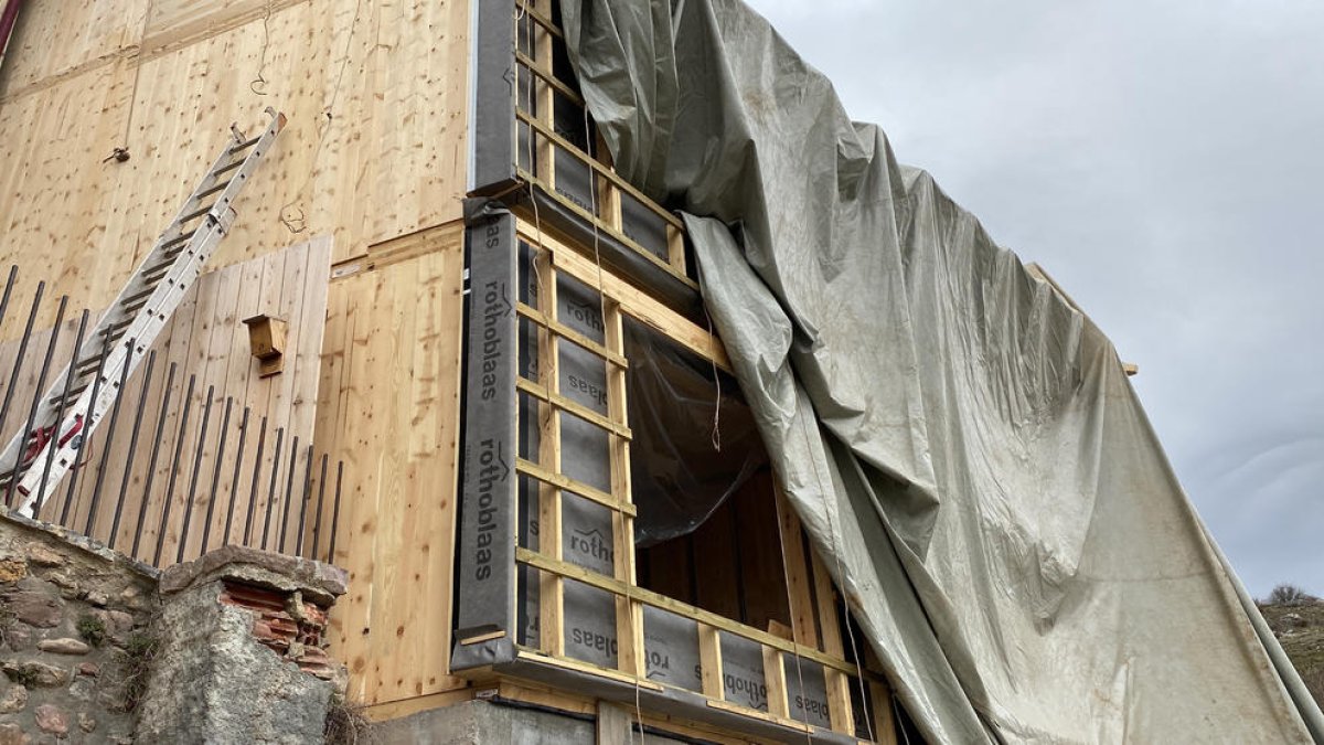 Parte de la fachada del nuevo edificio de Cal Rossa de Taús, en les Valls d'Aguilar (Alt Urgell), construido con madera.