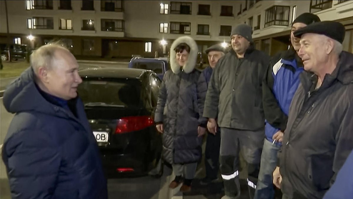 Vladímir Putin parla amb els veïns durant la visita a Mariúpol.