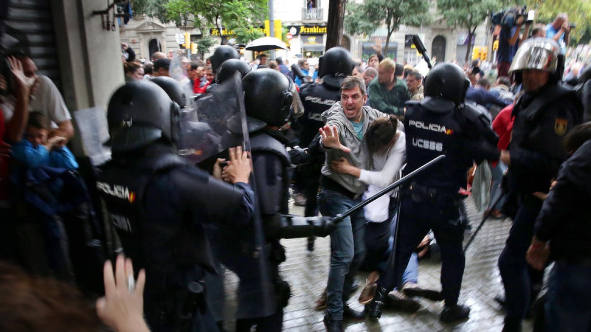 El juez envía a juicio a 45 policías nacionales por las cargas del 1-O en Barcelona