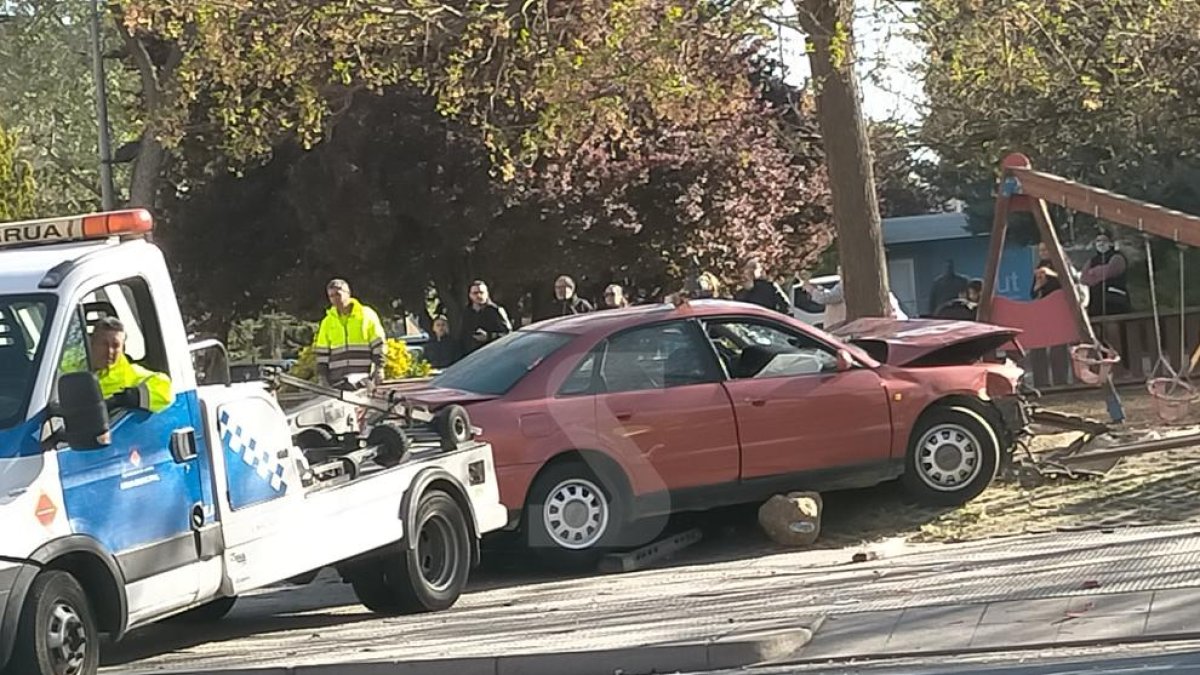 El cotxe del detingut ha acabat en un parc infantil.