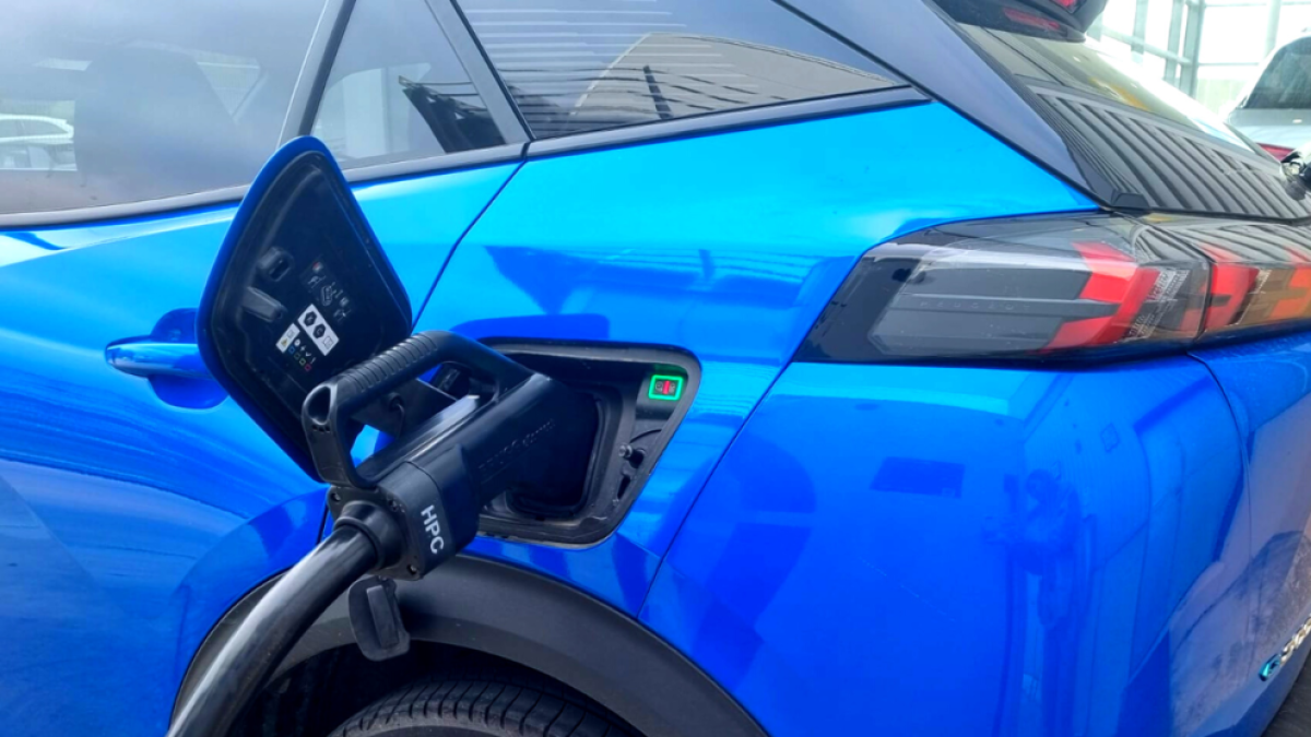 El 65% dels espanyols es compraria un cotxe electrificat, segons Deloitte