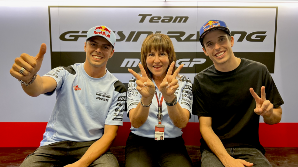 Fabio di Giannantonio, Nadia Padovani i Àlex Márquez, a l’anunciar-se el fitxatge per Gresini Racing.