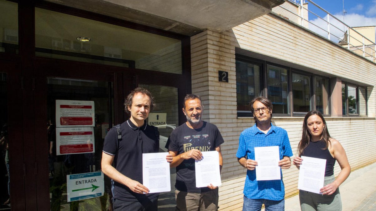 Representantes del comité de empresa e investigadores de la UdL, ayer con la denuncia.
