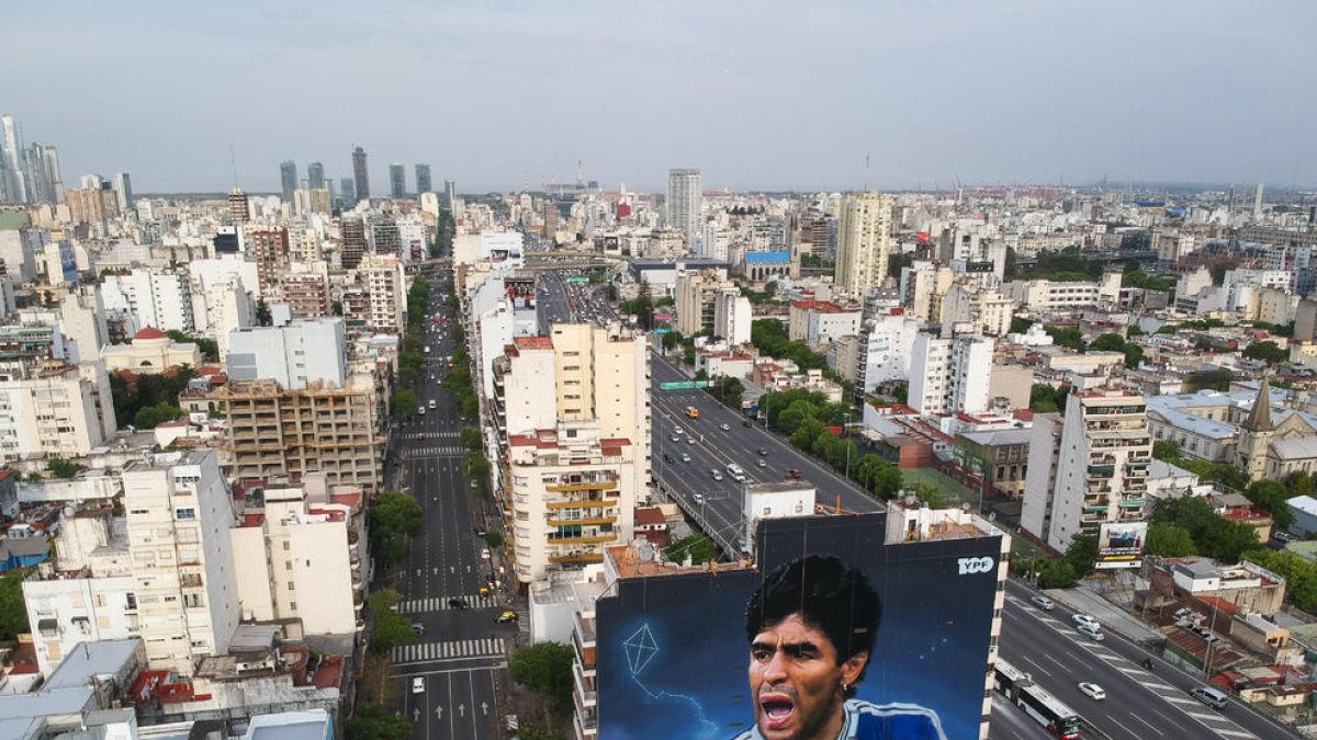 Grandes murales en Argentina en recuerdo de Maradona