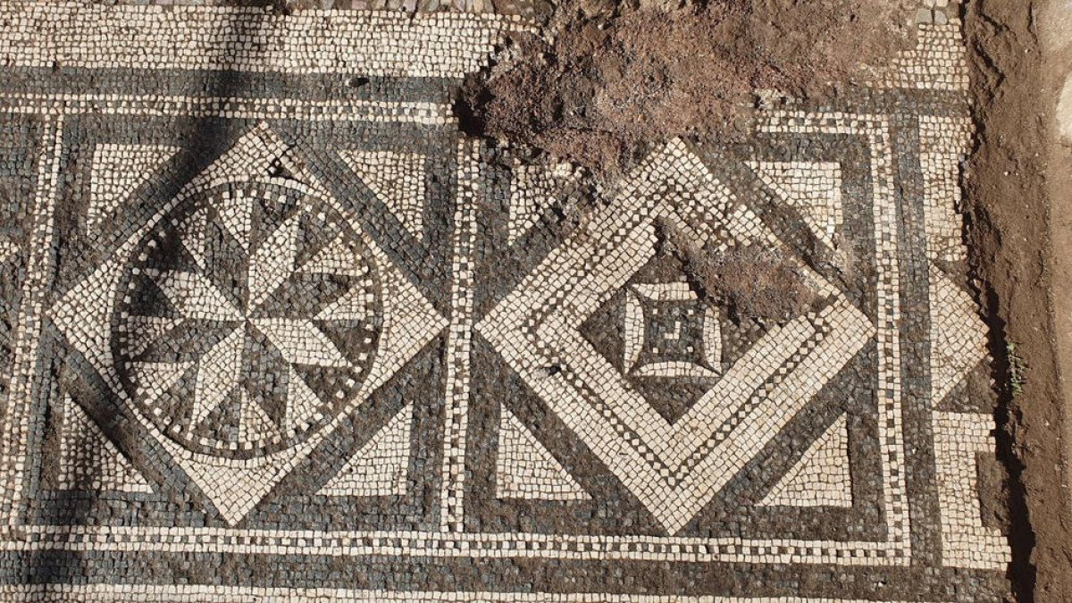 Descubren mosaicos perfectamente conservados durante unas excavaciones en Pompeya
