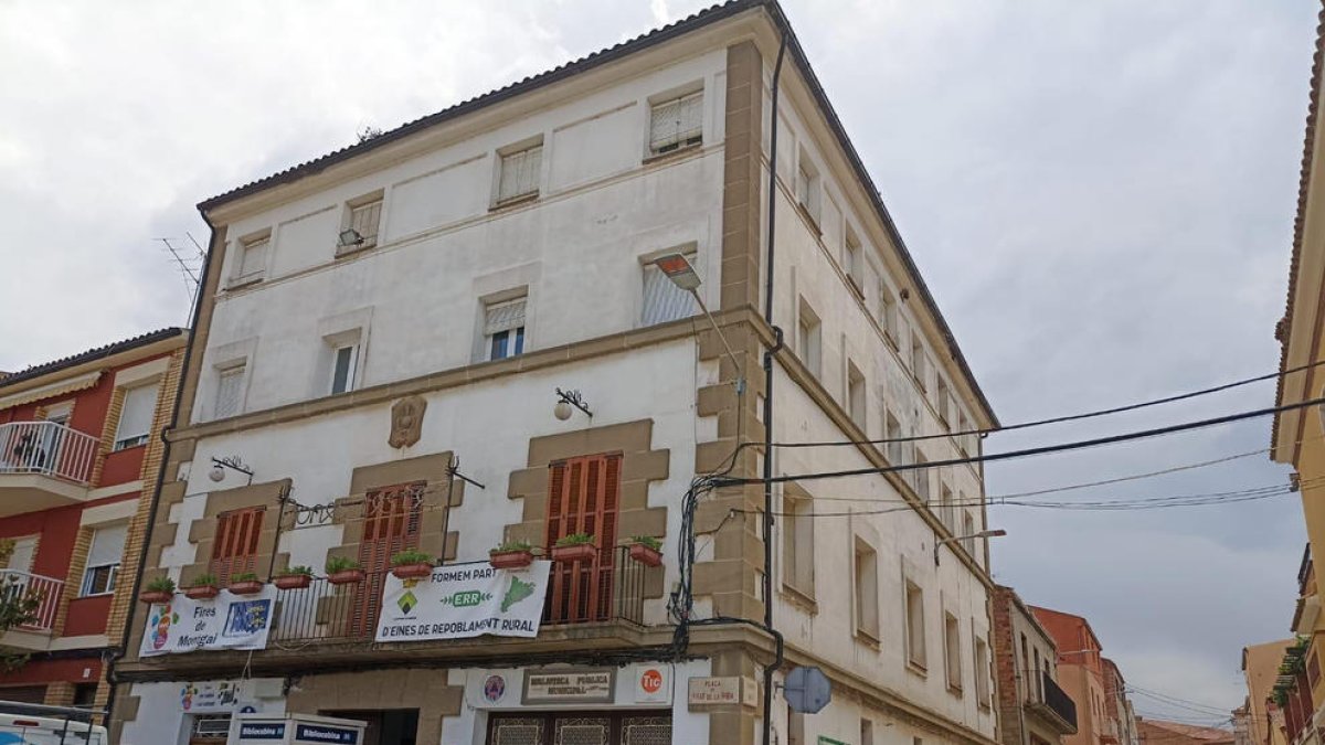 Uno de los edificios en los que el consistorio tiene cuatro pisos rehabilitados y con instalaciones nuevas y servicios.