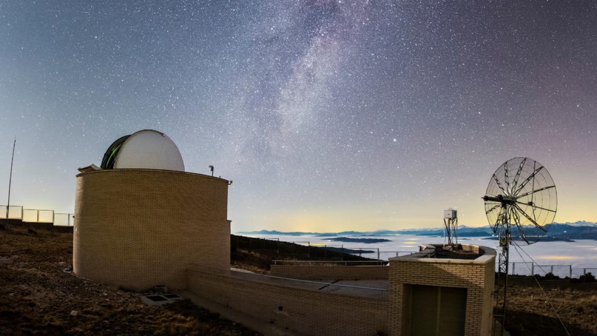El observatorio y una antena para el control de satélites.