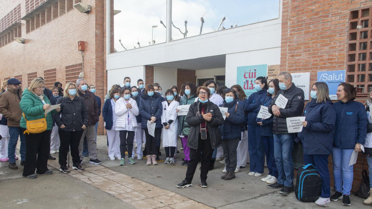 Professionals del CAP de Tàrrega es van concentrar davant de l’ambulatori al migdia.