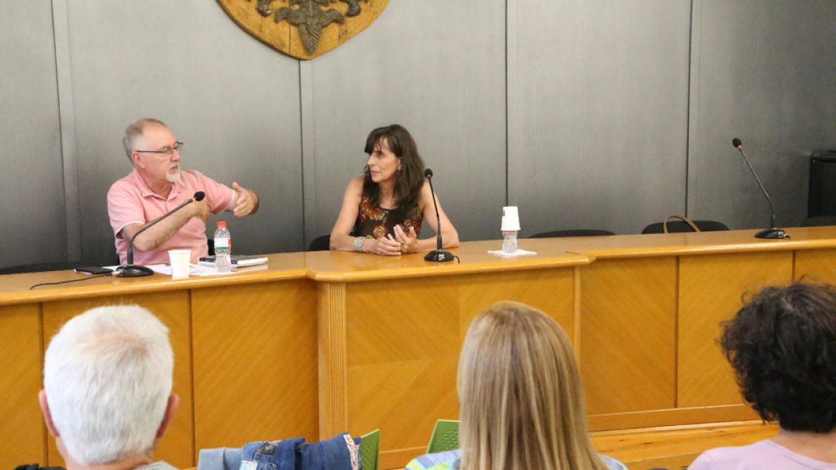 La escritora Marta Alòs, acompañada del también escritor y ex director ejecutivo de SEGRE Juan Cal.