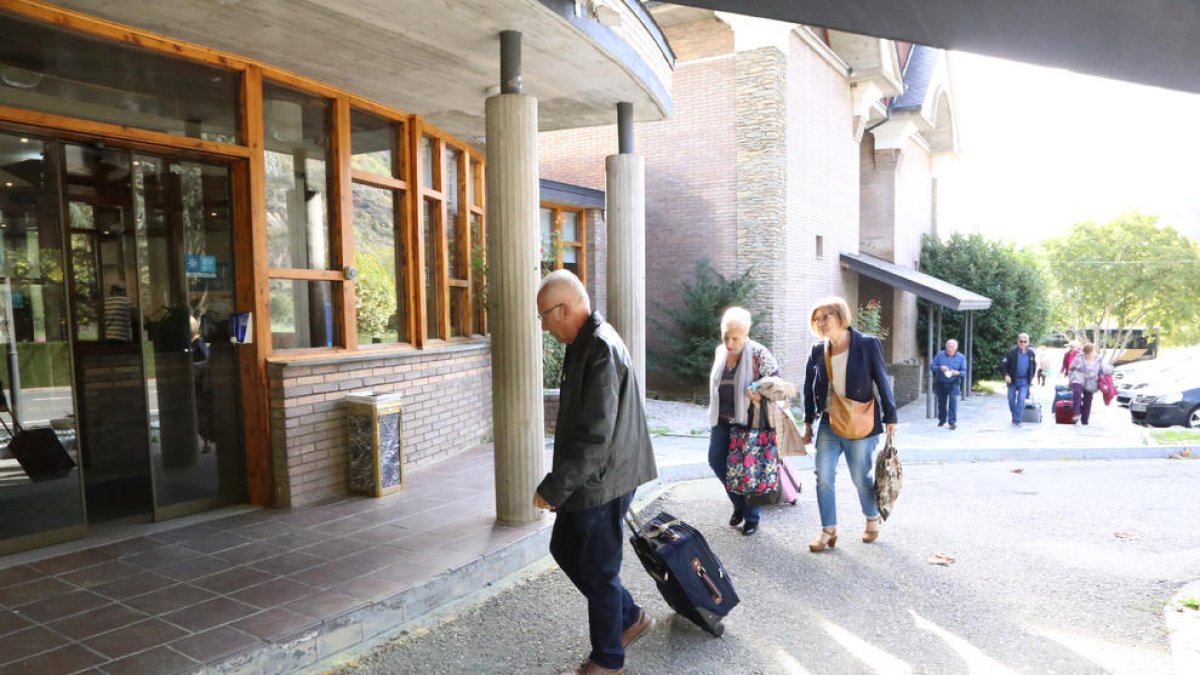 Imagen de un grupo de turistas llegando ayer a un hotel de Rialp.