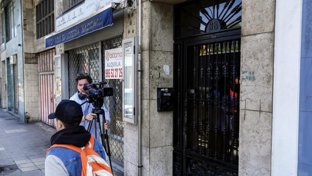 Vista del portal del edificio situado en la avenida de Los Telares de Avilés, desde donde una mujer de unos 45 años se ha precipitado con su hija de siete años en los brazos desde un quinto piso.