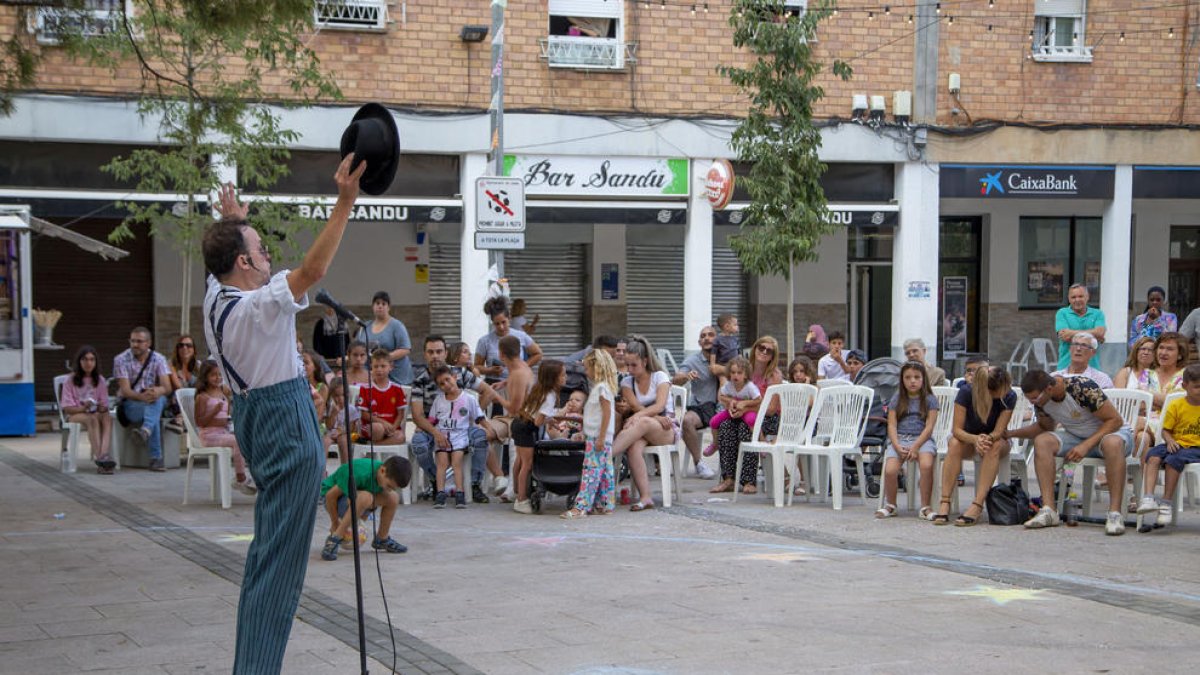L’espectacle ‘La bogeria damunt de rodes’ va delectar petits i grans a la plaça Sant Pere.
