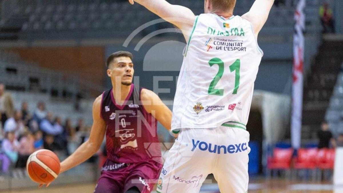 Diogo Brito busca una passada davant d'un rival