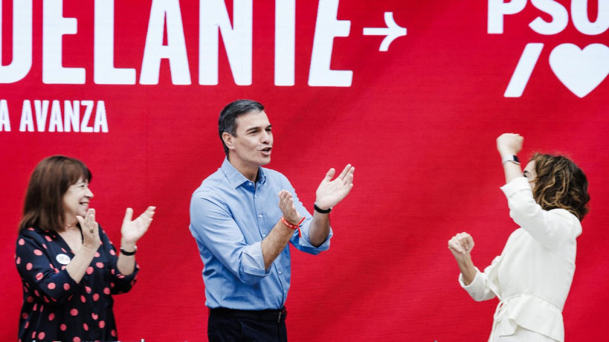 Pedro Sánchez, ahir entre Cristina Narbona (esquerra) i María Jesús Montero (dreta).