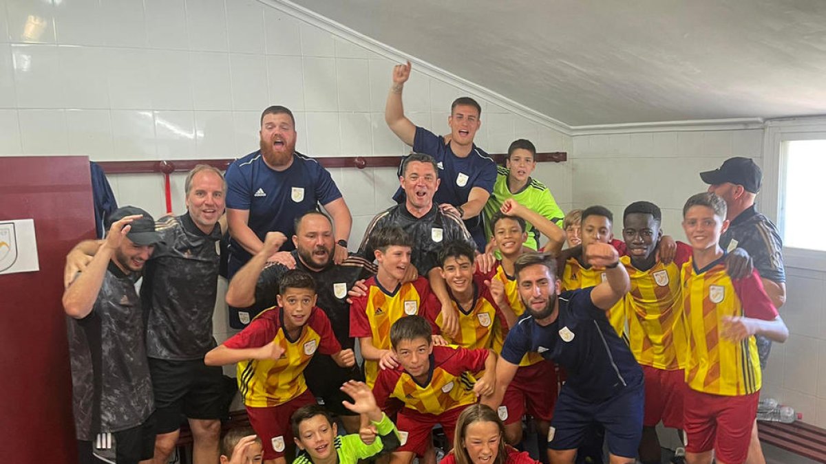 Jugadors i tècnics de Catalunya sub-12 celebren el títol.