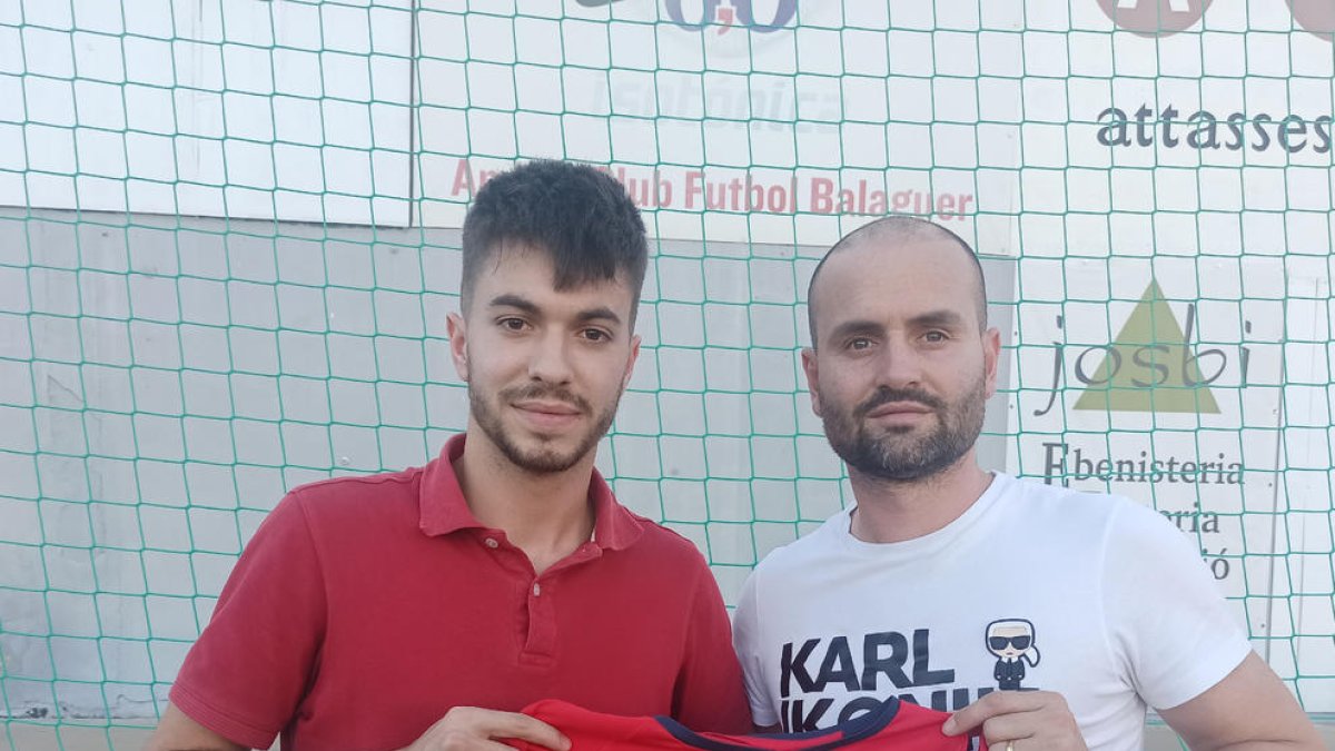 El davanter Iker Cortés i el president Jaume Estrada.