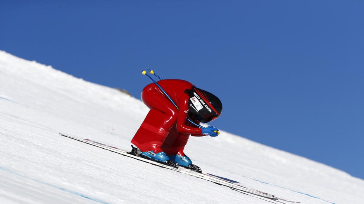 La esquiadora de Bellver de Cerdanya posa con la equipación completa de esta disciplina.