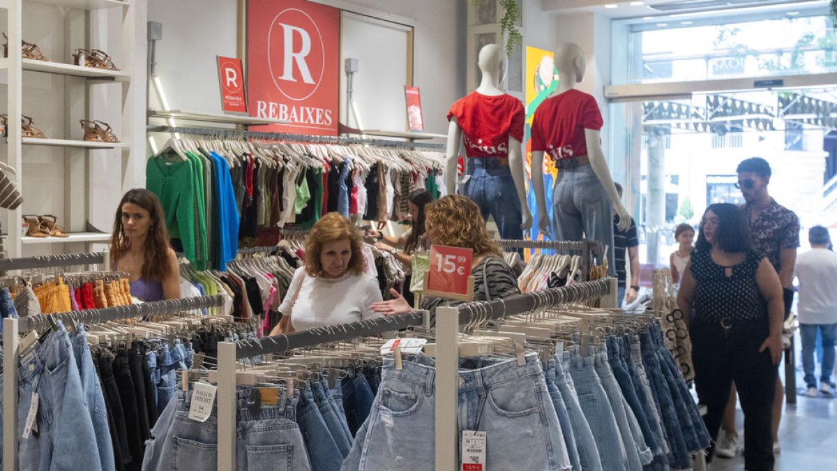Una de las cadenas de ropa que sí abrió ayer sus puertas, con una buena afluencia de clientes.