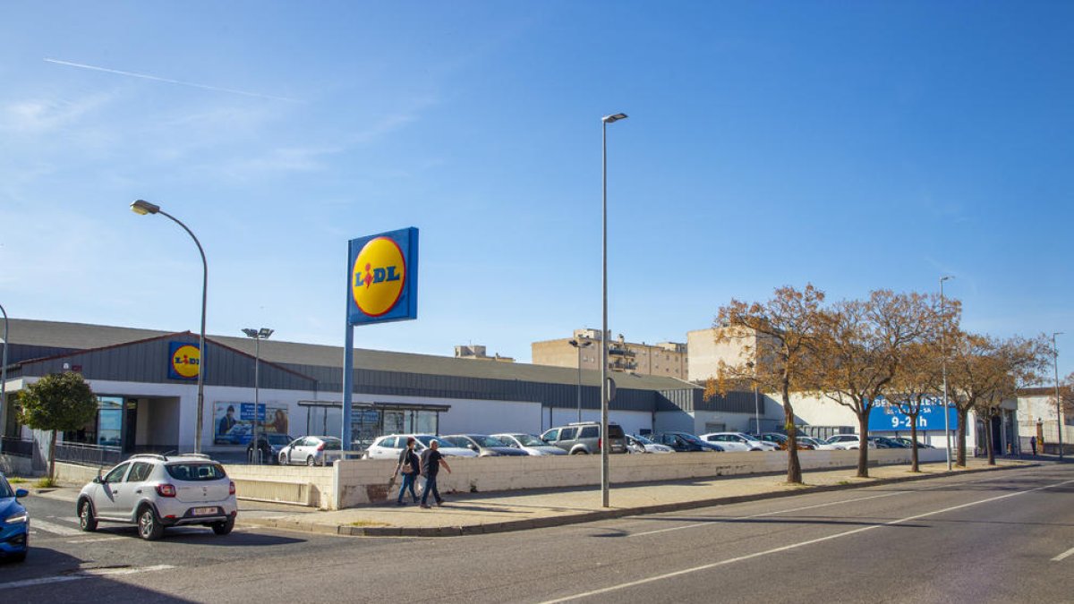 Tanto el supermercado como la antigua tienda de calzado se derribarán para hacer uno nuevo.