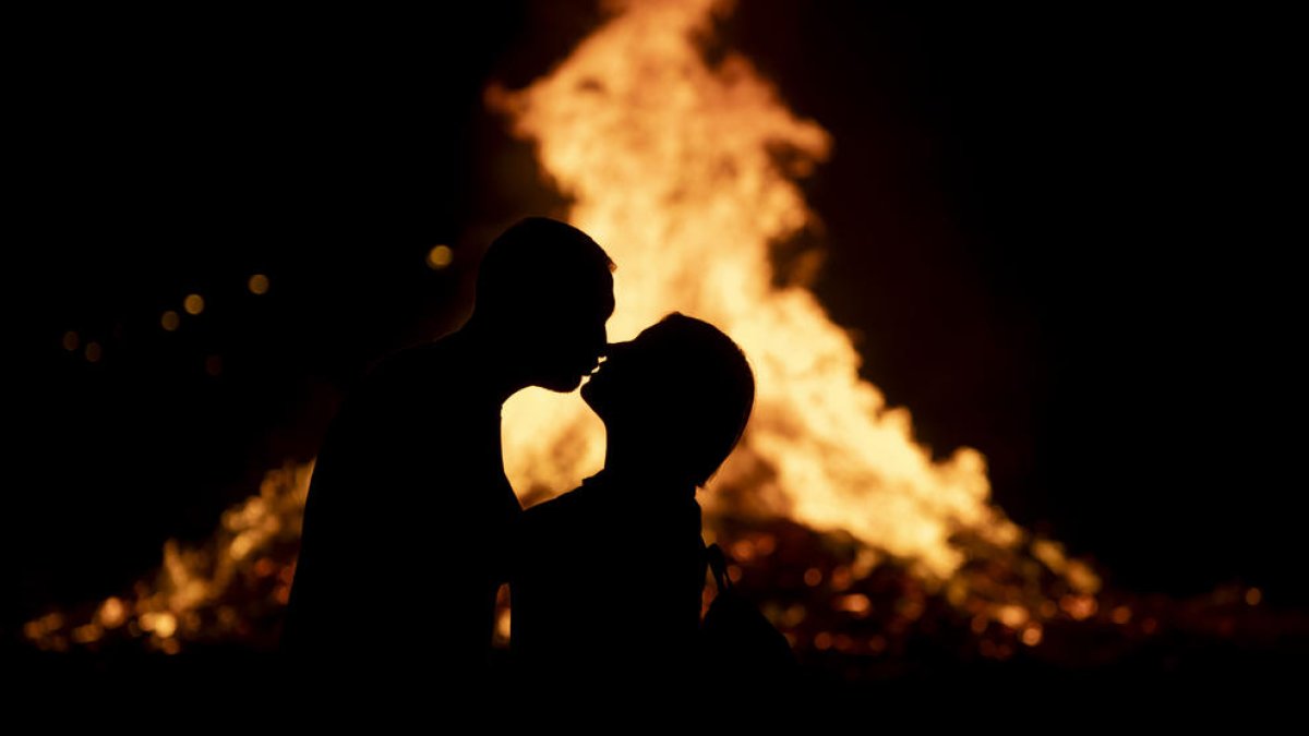La hoguera del Secà de Sant Pere, una de las 27 que anoche autorizó el ayuntamiento en barrios y partidas de la ciudad de Lleida.