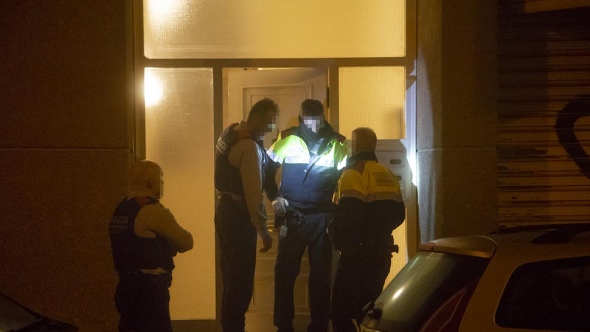 Agentes de los Mossos momentos después del tiroteo en la calle Artesa de Segre, el pasado martes.